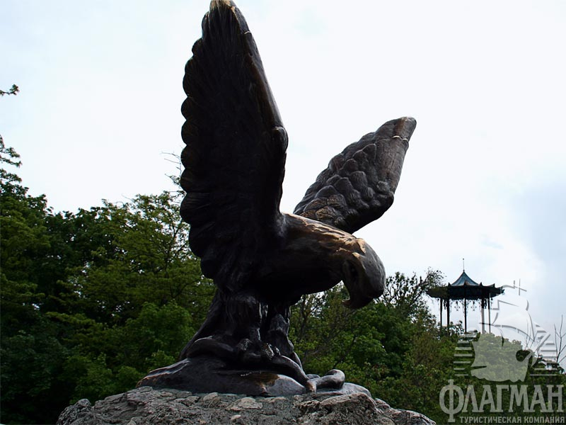 Пятигорск. Скульптура Орел на склоне горы Горячей - символ КМВ. На заднем плане Китайская беседка/