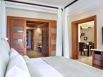 Premium Master Suite King Bed