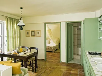 CANDIA PARK VILLAGE 4+*