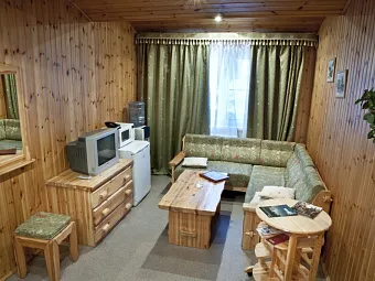 FORESTA FESTIVAL PARK 4*. Гостинная в 2х этажном коттедже.