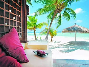 Территория отеля KURUMBA MALDIVES 5*