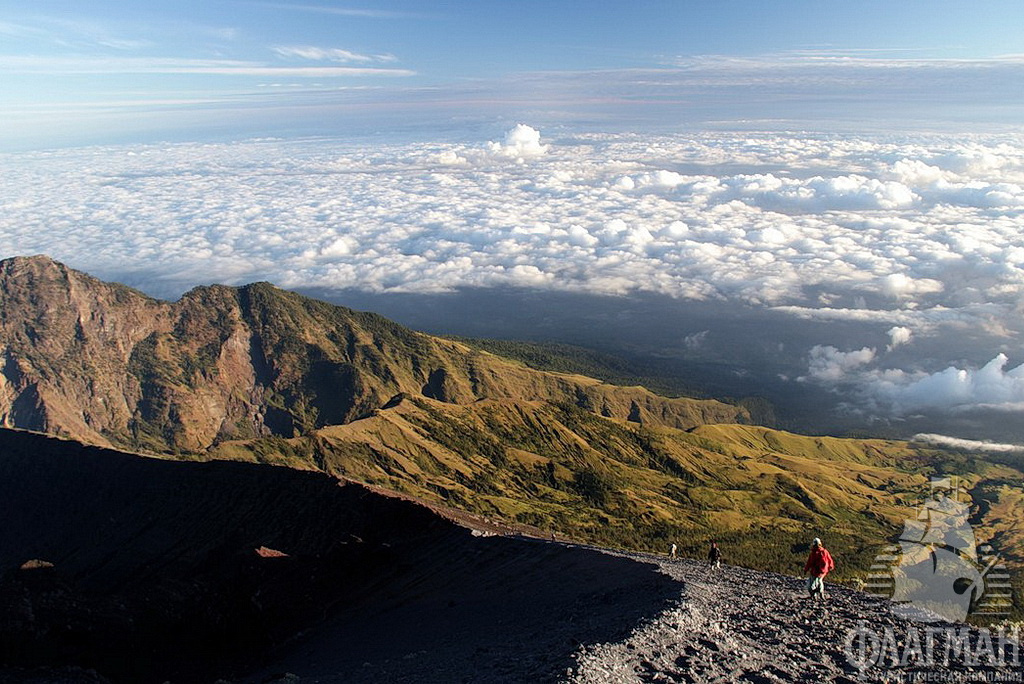 Вид с вершины кратера Гунунг Ринджани на окрестности.