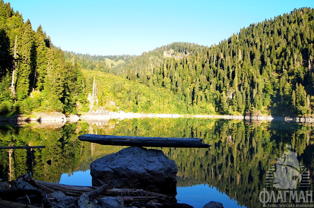 Со всех сторон Малую Рицу «охраняют» величественные горы, подступая к ней вплотную. С южной стороны озера над ним высится известняковый обрыв горы Пшегишха.