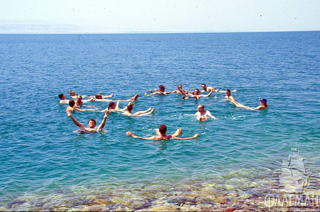 Осторожно! Несколько человек тонут каждый год в Мёртвом море, игнорируя правило плавать только на спине. Несчастные случаи происходят, когда кто-то пытается плавать нормально