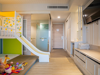 Family Slide Room Aqua Wing