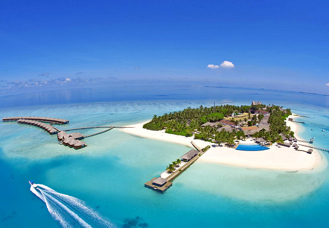 Типичный отель на Мальдивах - часть построек находится на острове, а часть водные виллы. Выбор за вами!