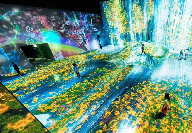 Один из залов музея цифрового искусства в Токио