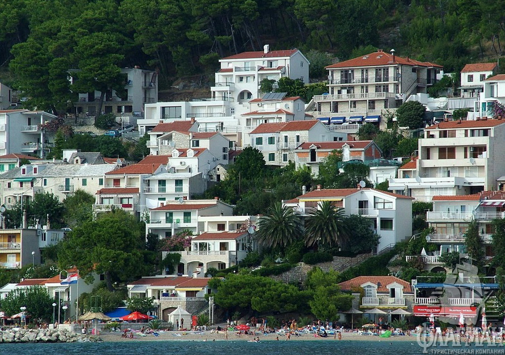 Брела - вид с моря на посёлок.