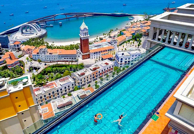 Sunset Town - туристический квартал в средиземноморском стиле на юге острова