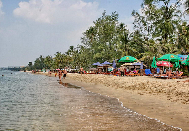 Пляж Duong Dong - песчаный с пологим входом