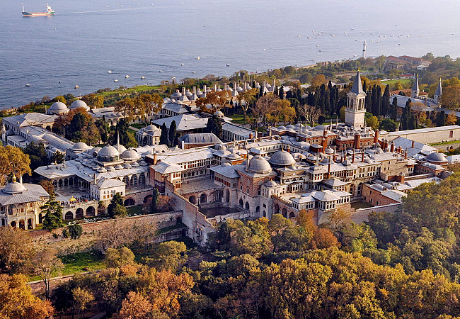 Дворец Топкапы – наследие султана Мехмеда, возведённое в XV веке. До середины XIXвека использовался в качестве основной резиденции правителей Османской империи. Да-да, знаменитый телесериал именно про этот дворец!