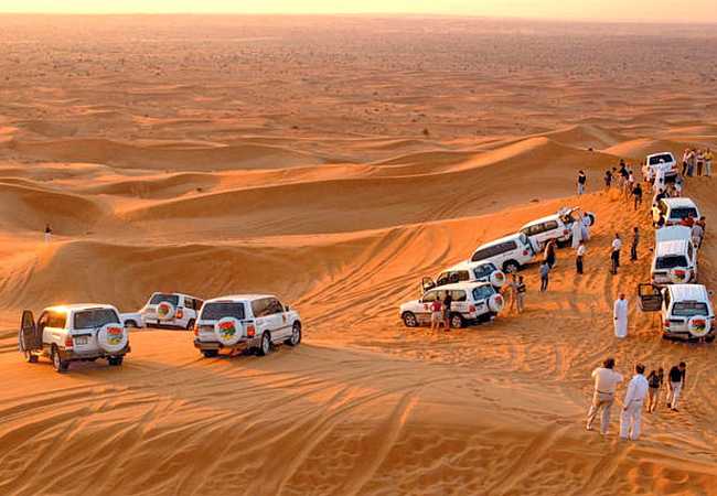 Джип-сафари в эмиратской пустыне - одно из популярных развлечений