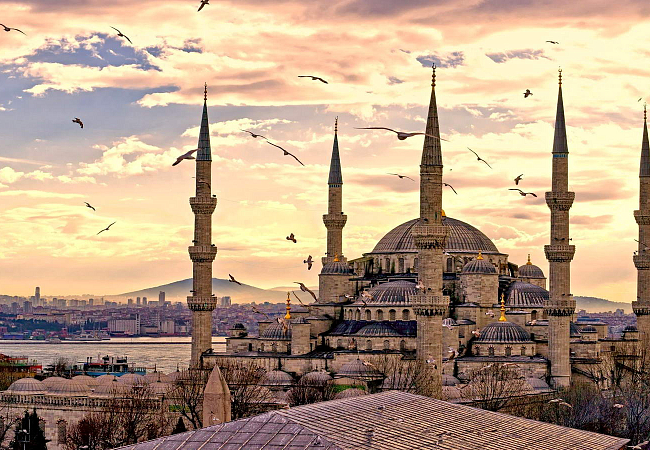 Голубая мечеть или мечеть Султанахмет. Первая по значению мечеть Стамбула. Насчитывает шесть минаретов: четыре, как обычно, по сторонам, а два чуть менее высоких - на внешних углах.