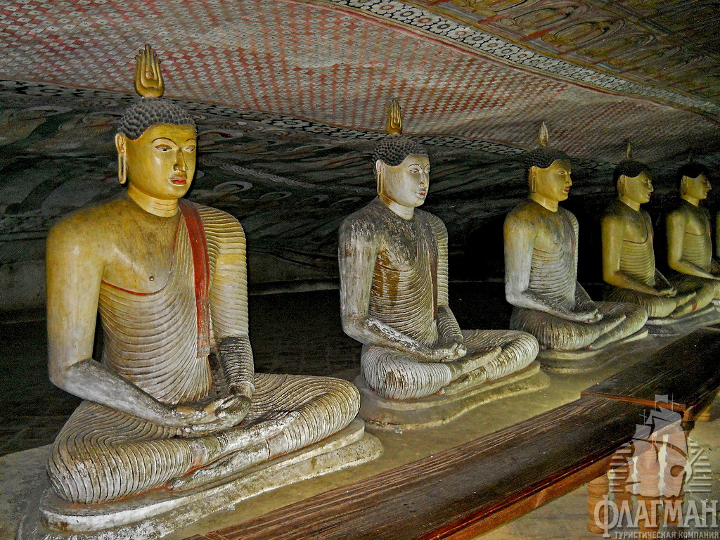  Статуи Будды в пещерном храме в Дамбулле