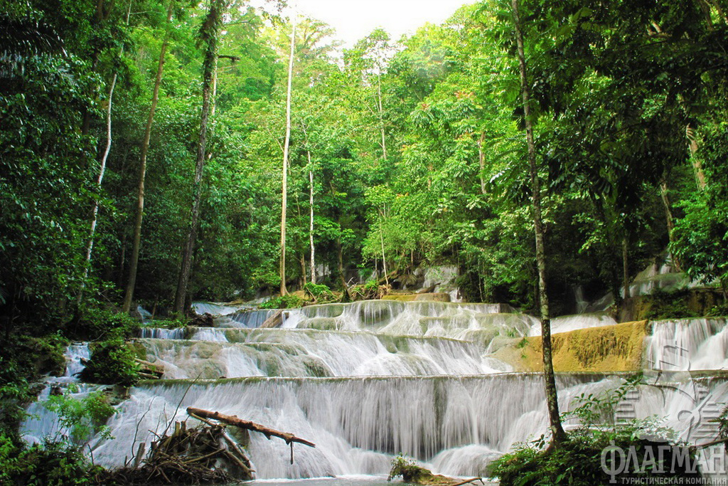 Каскадный водопад Морамо на юго-востоке острова.