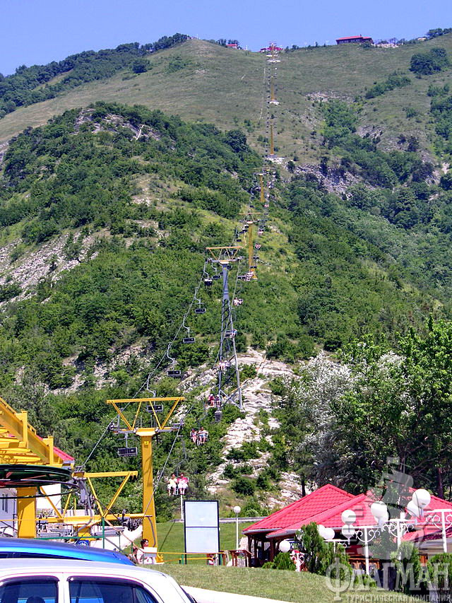 Геленджикская восточная канатная дорога (вид снизу)