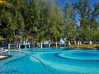 Отель HOLIDAY INN RESORT PHUKET MAI KHAO BEACH 4*
