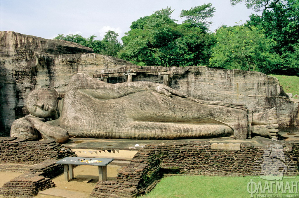 Анурадхапура - статуя лежащего Будды