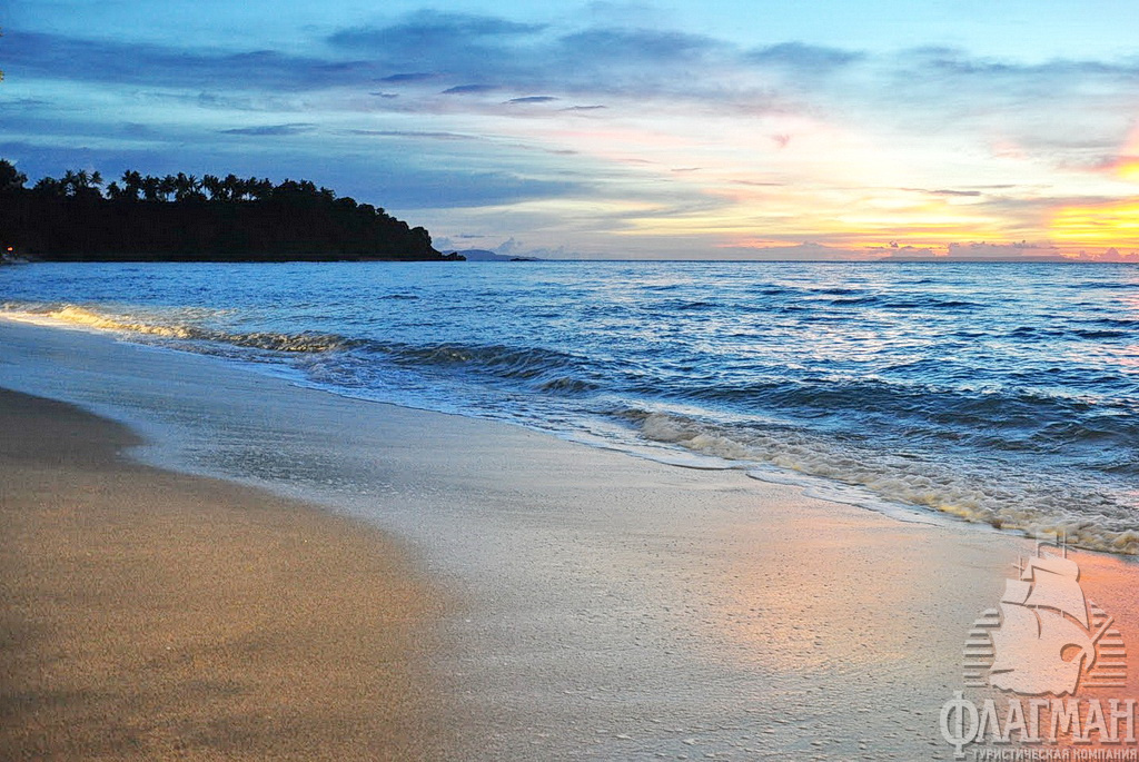  Закат на пляже Сенггиги.