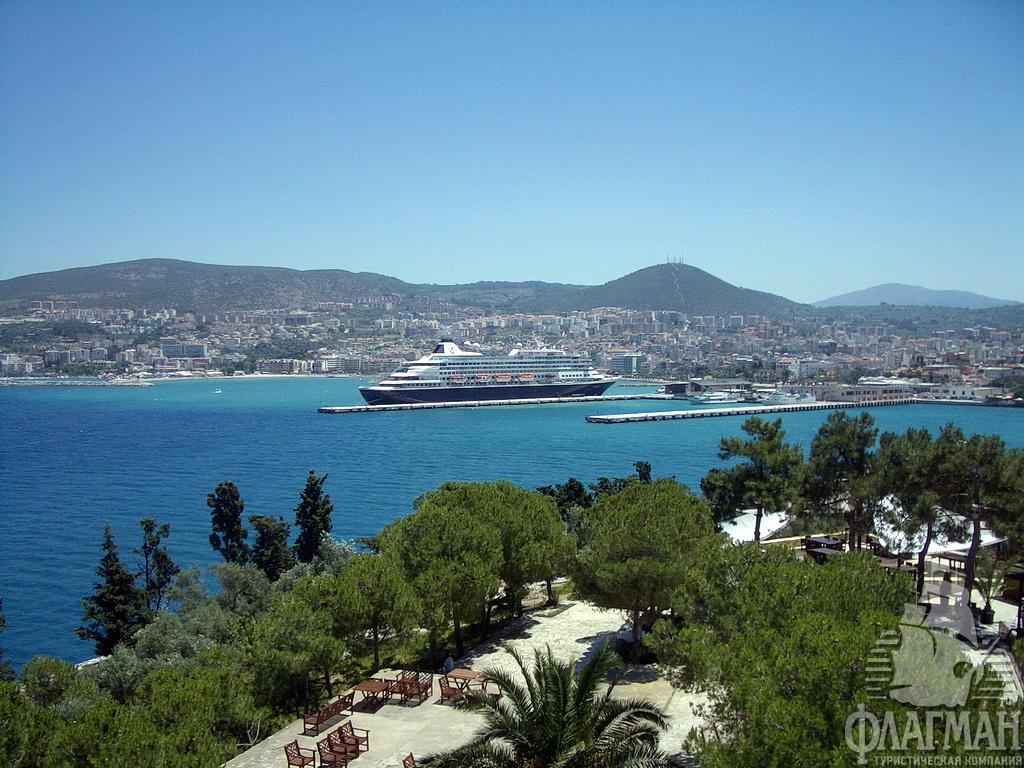 В гавань частенько заходят круизные лайнеры