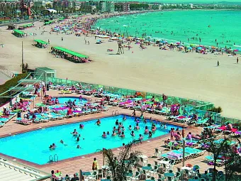 Бассейн и пляж в отеле GOLDEN DONAIRE BEACH 3*