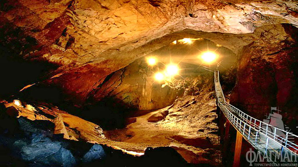 Вход в Новоафонскую пещеру нашёл в 1961 году Гиви Смыр,  рассказавший о своей находке спелеологам.