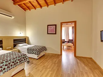 Отель CRYSTAL FLORA BEACH RESORT HV-1/5*