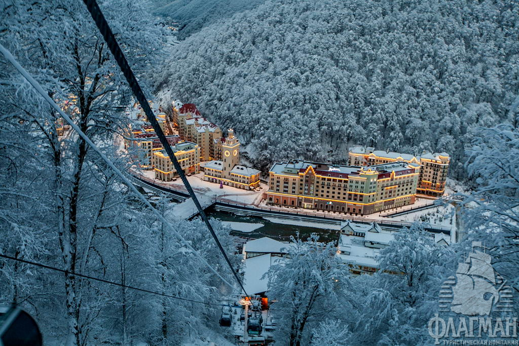 Роза Хутор - вечерняя панорама курорта.