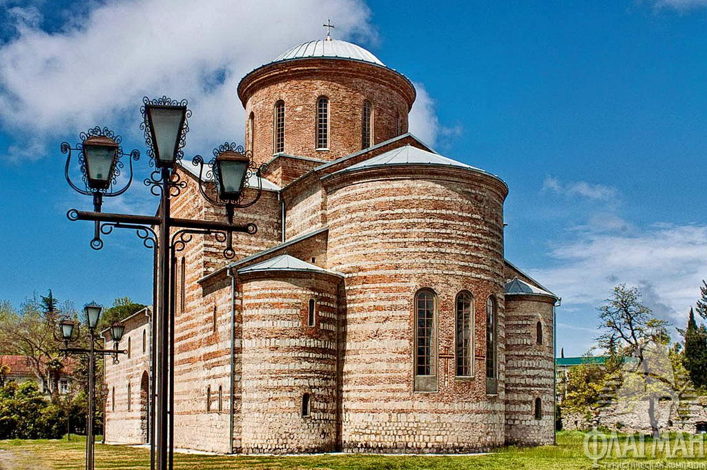 Собор Андрея первозванного в Пицунде. Пицундский храм обладает удивительными акустическими свойствами, благодаря которым звучание нескольких голосов создает иллюзию целого хора