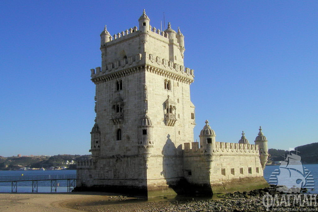 Сторожевая Белемская башня в порту Лиссабона.