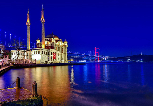 Романтичный ночной Босфор - мечеть Ортакёй и мост через бухту Золотой Рог.