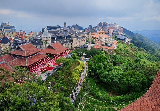 На горе располагается Ba Na Hills - горный курортно-развлекательный комплекс. Представляет собой многоуровневый парк с панорамными смотровыми площадками, тематическими кварталами, садами, аттракционами, кафе и ресторанами.