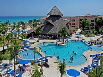 Бассейн в отеле SANDOS PLAYACAR BEACH RESORT 5*