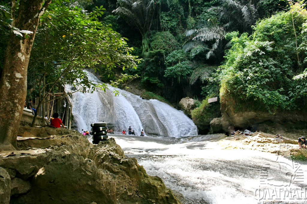 Водопады в Банитимурунг на юге Сулавеси.