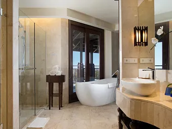 Отель HOLIDAY INN RESORT BALI BENOA 5*