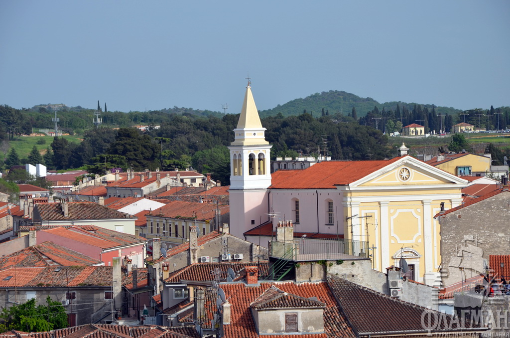 Вид на кафедральный собор с колокольни Евфразиевой базилики.