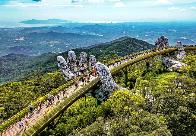 Визитная карточка Ba Na Hills - Золотой мост, известный как «Руки Бога». Оттуда потрясающие виды на окрестные пейзажи. Народу там всегда очень много, но это того стоит!