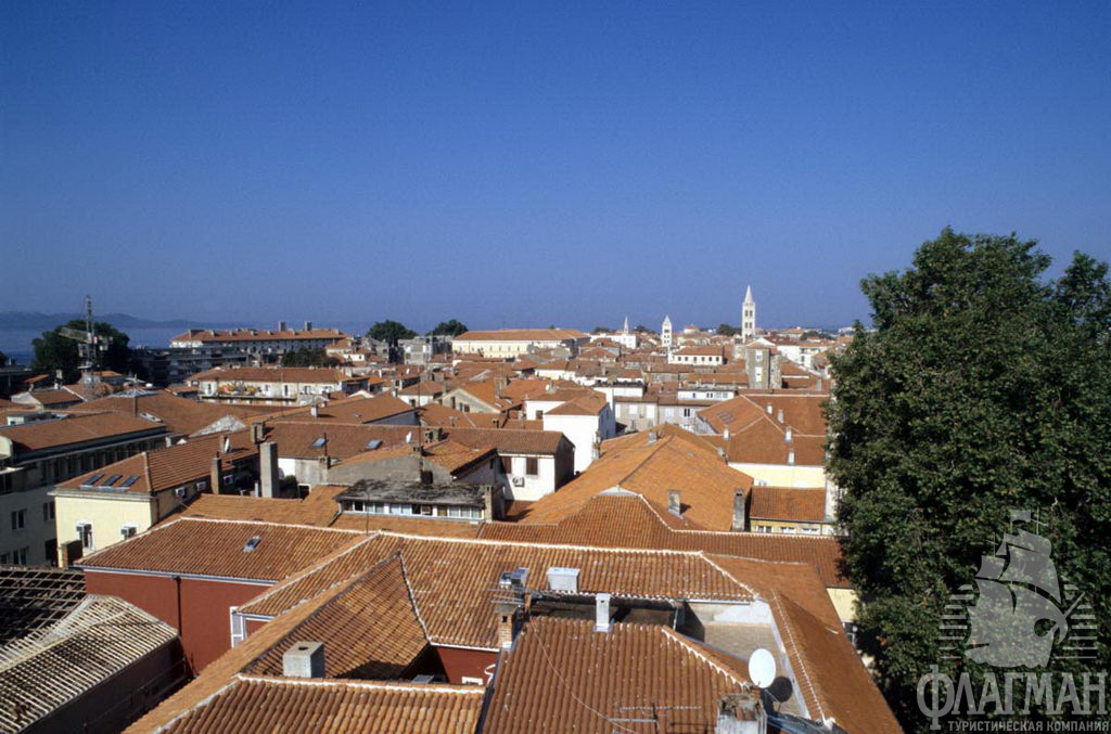 Черепичная панорама средневековой части города.