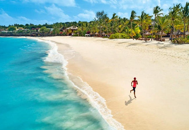 Занзибар некоторые называют африканскими Мальдивами. Это не совсем так, но сходство есть! Большая часть пляжей отгорожена от океана коралловыми рифами. Здесь не бывает сильных волн.