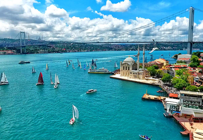 Пролив Босфор соединяющий Чёрное и Мраморное море разделяет город на европейскую и азиатскую части.