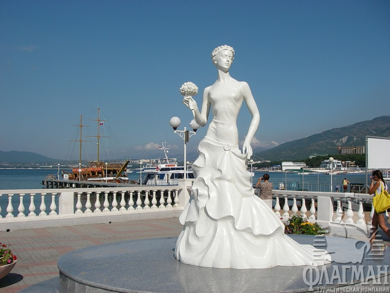  Скульптура Белая невеста на набережной