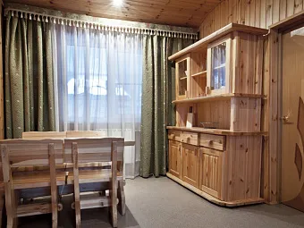 FORESTA FESTIVAL PARK 4*. Гостинная в 2х этажном коттедже.