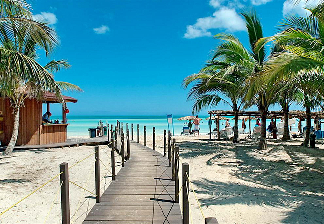 Гостиницы на островах Кайо-Коко и Санта-Мария неплохого уровня. И пляжи тут хорошие. Бич-бар в отеле Trip Cayo Coco 5*.