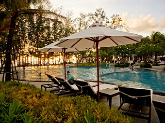 Отель HOLIDAY INN RESORT PHUKET MAI KHAO BEACH 4*