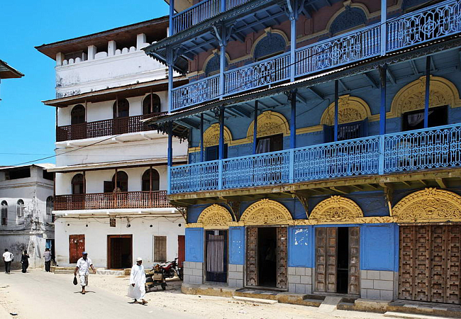 Стоун Таун - многие кварталы города сохранили свой облик со времён когда остров был султанатом. Султанат Занзибар объединился с Танганикой в 1964 году и получилась Танзания.