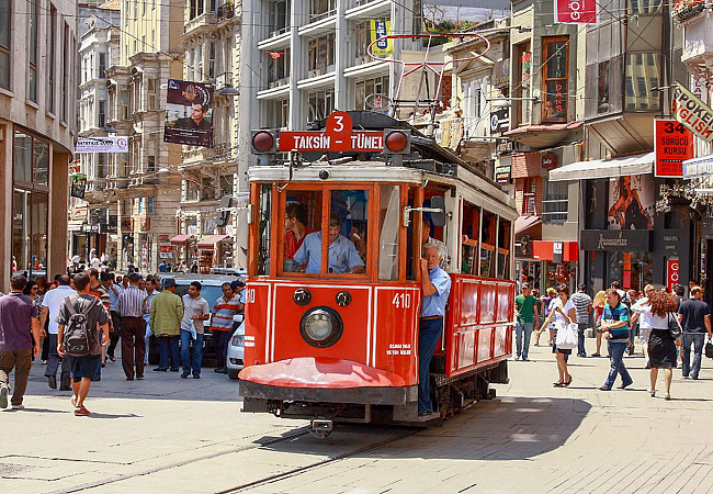 Старинный трамвай в районе площади Таксим - здесь находятся сотни магазинов и лавок.