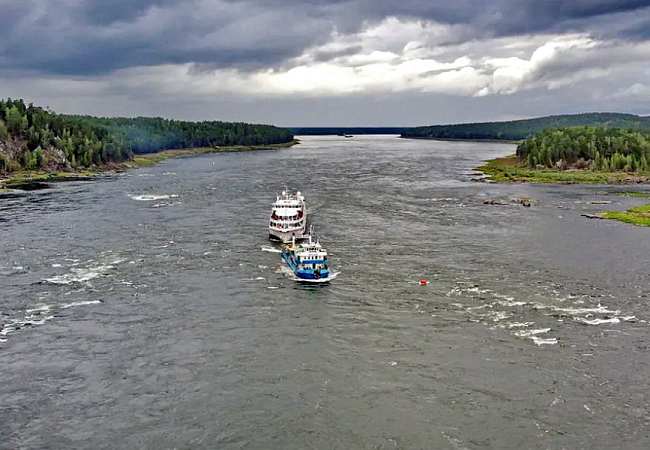 Экспедиция по Енисею - круизный теплоход проходит пороги