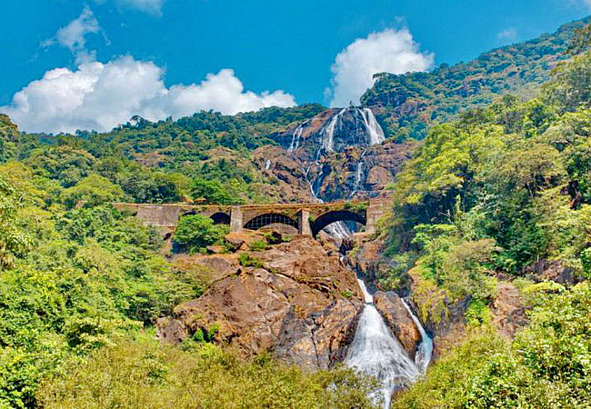 Водопад Дудхсагар - однин из многих в окрестностях Гоа