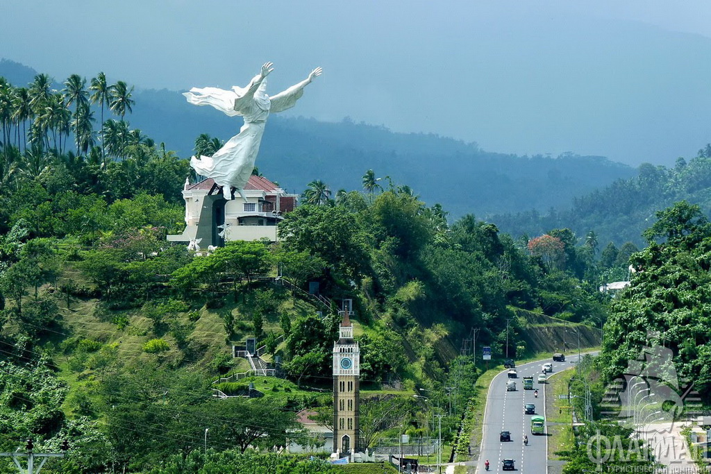 Статуя Благословление Христа в Манадо - северная столица Сулавеси.