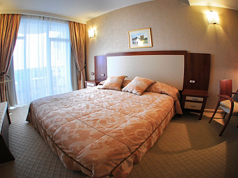 АЛЫЕ ПАРУСА 4*